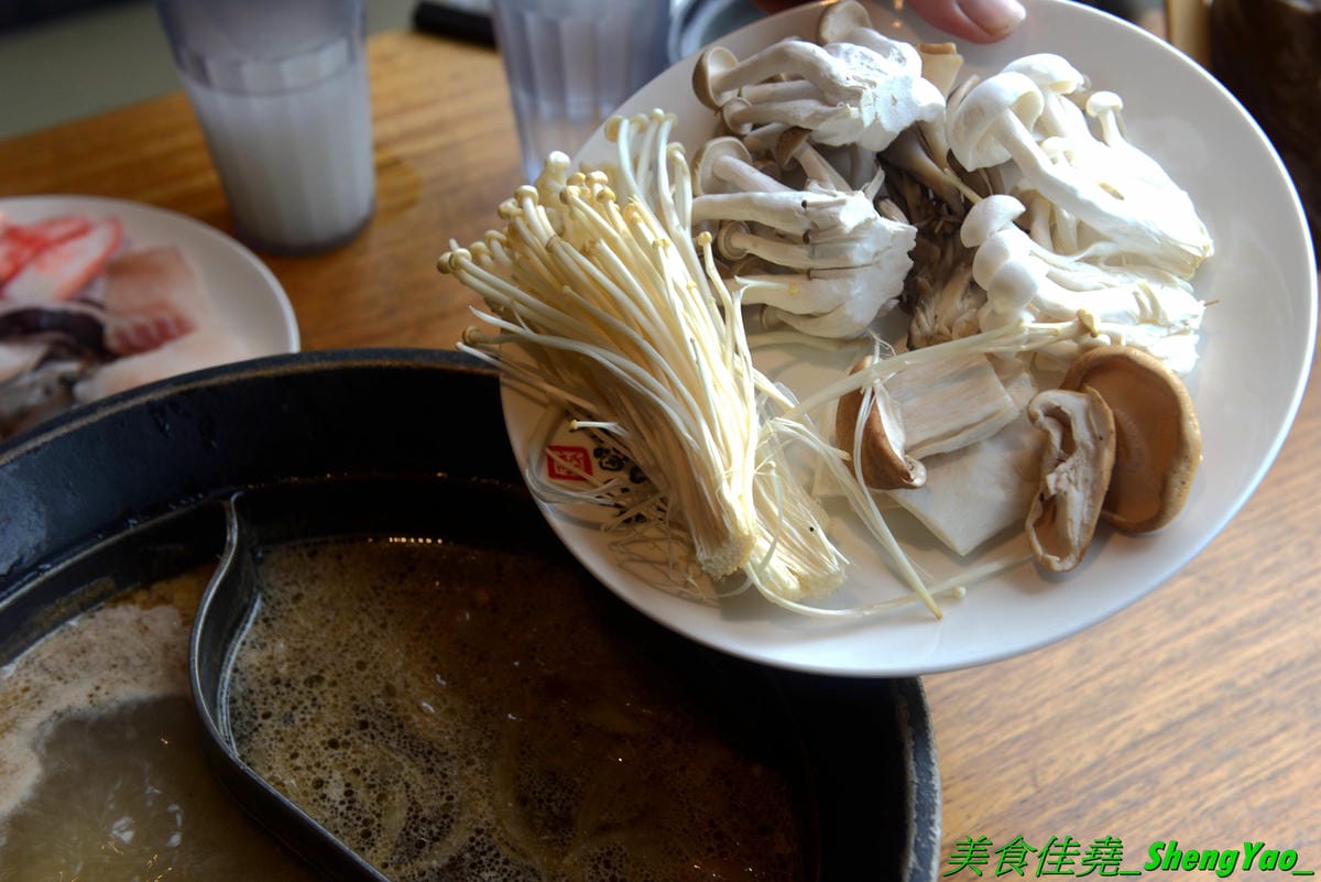 [台中東區]しゃぶしゃぶ温野菜 台中站前秀泰店 – 日本NO.1的涮涮鍋品牌,吃到飽400元起,不只有多種肉類,還有超豐富的季節鮮蔬,8種湯頭也各具特色,與日本店同步新推出三色日式養顏山藥泥,並附