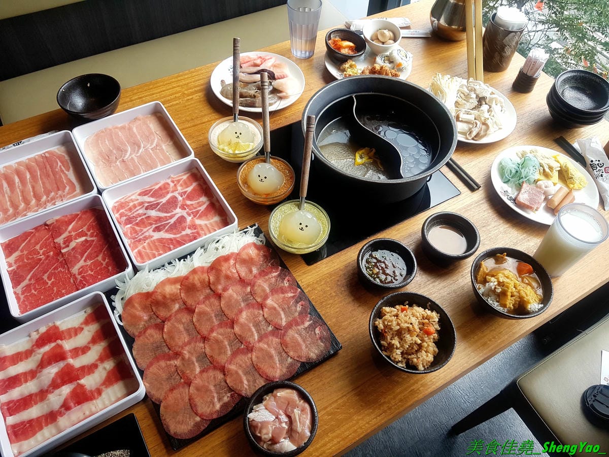 [台中東區]しゃぶしゃぶ温野菜 台中站前秀泰店 – 日本NO.1的涮涮鍋品牌,吃到飽400元起,不只有多種肉類,還有超豐富的季節鮮蔬,8種湯頭也各具特色,與日本店同步新推出三色日式養顏山藥泥,並附