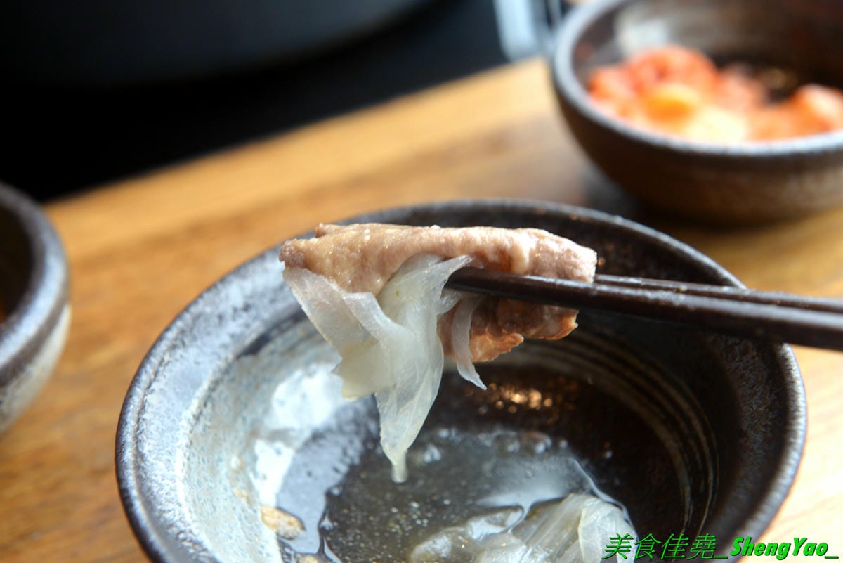 [台中東區]しゃぶしゃぶ温野菜 台中站前秀泰店 – 日本NO.1的涮涮鍋品牌,吃到飽400元起,不只有多種肉類,還有超豐富的季節鮮蔬,8種湯頭也各具特色,與日本店同步新推出三色日式養顏山藥泥,並附