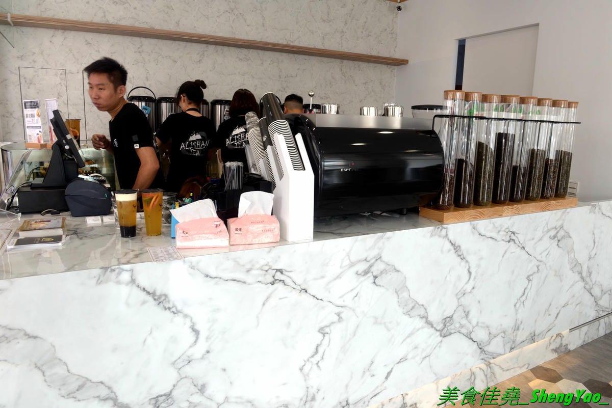 [台中大雅]Gapo tea角鋪 大雅店 – 台中超強手搖飲料店”角鋪”在大雅也有分店了,融合手搖飲料店、咖啡廳和親子餐廳等不同元素,店內親子遊戲區竟然還有城堡和溜滑梯喔,大雅店特別獨家販售厚片