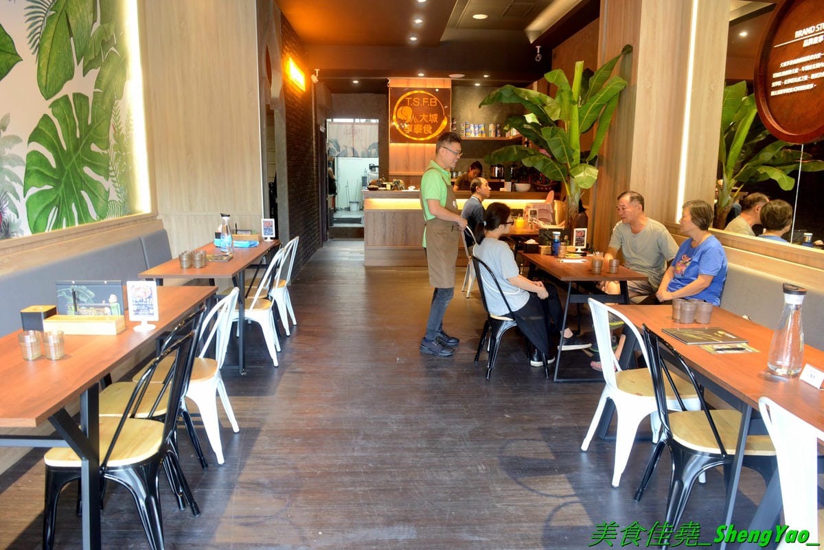 [台中西屯]大城享泰食 中科店 – 北屯人氣泰式料理餐廳在中科商圈也有分店了,餐點不只有單點、合菜,還有多種個人套餐,價位不貴,一個人來吃也很OK,口味不錯,廚師據說是從瓦城出來的。試營運