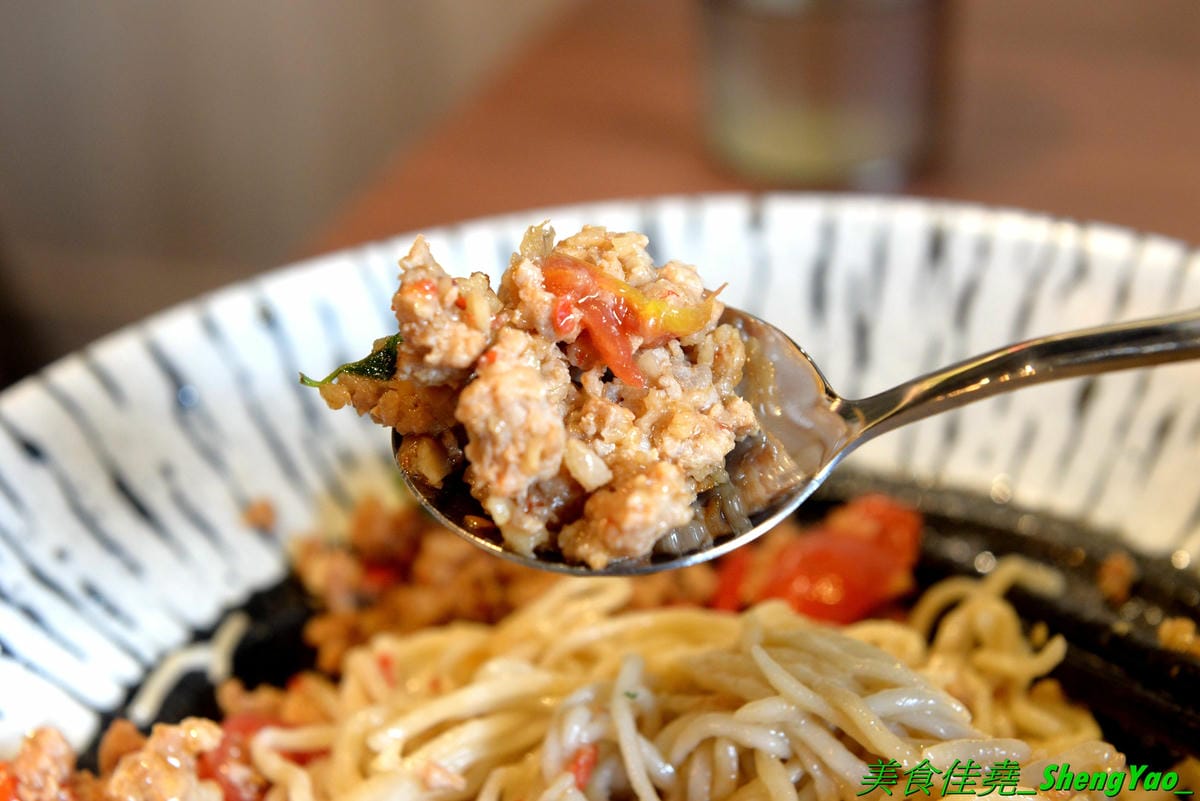 [台中西屯]大城享泰食 中科店 – 北屯人氣泰式料理餐廳在中科商圈也有分店了,餐點不只有單點、合菜,還有多種個人套餐,價位不貴,一個人來吃也很OK,口味不錯,廚師據說是從瓦城出來的。試營運