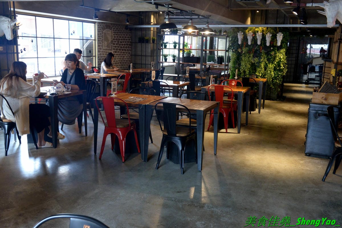 [台中西屯]春三朝午TreeSun – 逢甲附近名不虛傳的超人氣早午餐,結合工業風與網美風的超美裝潢,店內店外都好拍,用餐空間寬敞,不管是情侶約會或是多人聚餐都適合,餐點好吃夠水準,份量也很充足