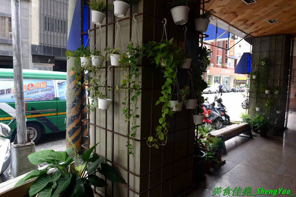 [台中西屯]春三朝午TreeSun – 逢甲附近名不虛傳的超人氣早午餐,結合工業風與網美風的超美裝潢,店內店外都好拍,用餐空間寬敞,不管是情侶約會或是多人聚餐都適合,餐點好吃夠水準,份量也很充足