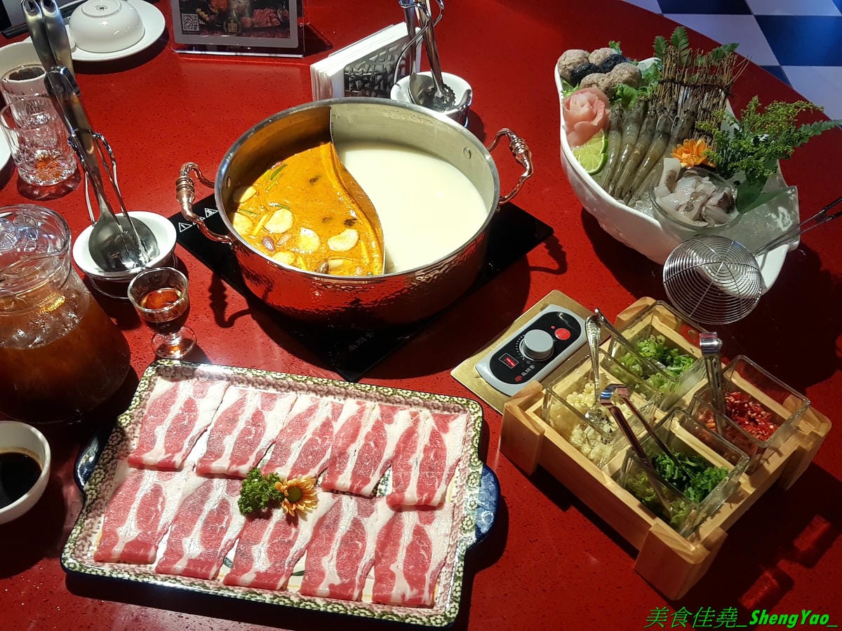 [台中南屯]Thai J 鍋物 – Thai J的新品牌鍋物餐廳,店內裝潢設計超炫,有彷彿走進愛麗絲夢遊仙境的童話王國般奇幻感覺,鍋物很有特色,肉類海鮮品質都不錯,9/12前試賣期間有8折優惠(飲料不算),另外