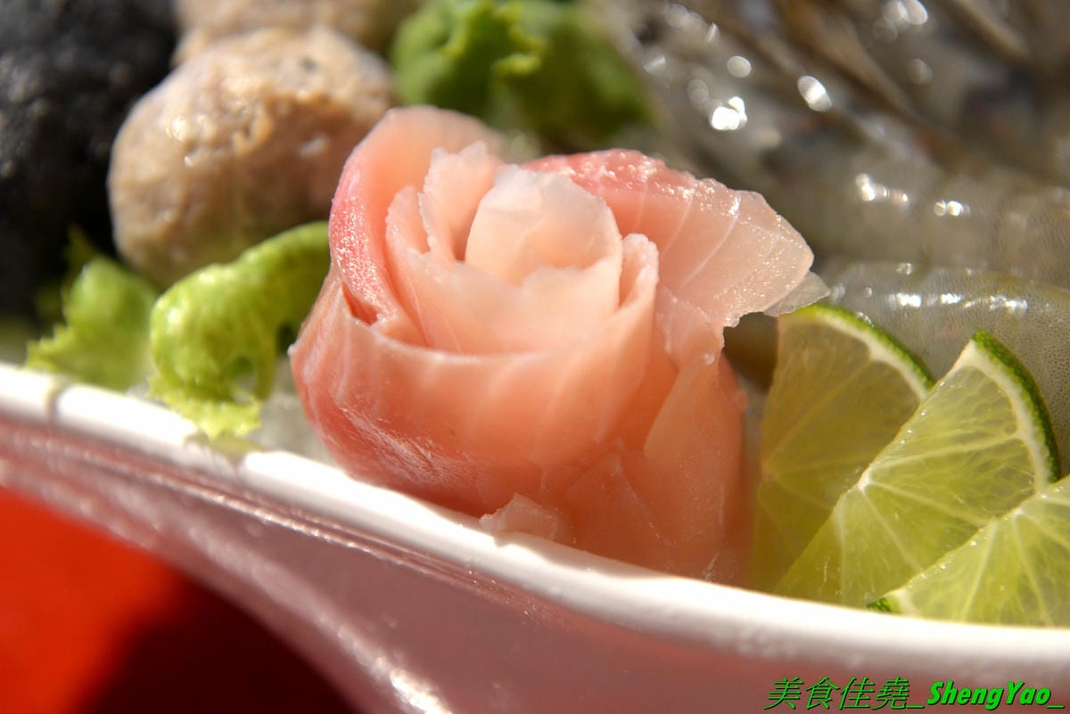 [台中南屯]Thai J 鍋物 – Thai J的新品牌鍋物餐廳,店內裝潢設計超炫,有彷彿走進愛麗絲夢遊仙境的童話王國般奇幻感覺,鍋物很有特色,肉類海鮮品質都不錯,9/12前試賣期間有8折優惠(飲料不算),另外