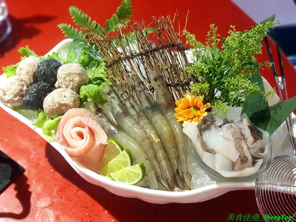 [台中南屯]Thai J 鍋物 – Thai J的新品牌鍋物餐廳,店內裝潢設計超炫,有彷彿走進愛麗絲夢遊仙境的童話王國般奇幻感覺,鍋物很有特色,肉類海鮮品質都不錯,9/12前試賣期間有8折優惠(飲料不算),另外
