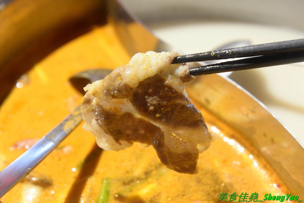 [台中南屯]Thai J 鍋物 – Thai J的新品牌鍋物餐廳,店內裝潢設計超炫,有彷彿走進愛麗絲夢遊仙境的童話王國般奇幻感覺,鍋物很有特色,肉類海鮮品質都不錯,9/12前試賣期間有8折優惠(飲料不算),另外
