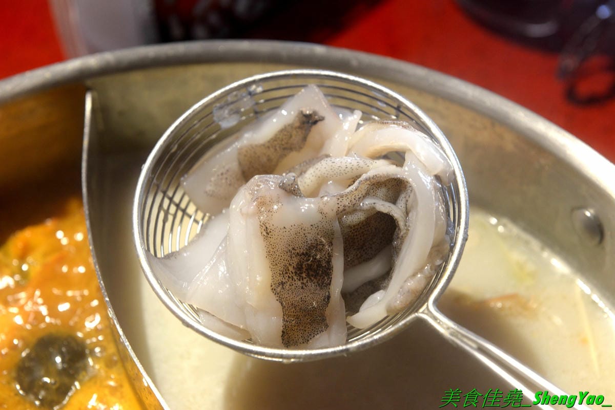 [台中南屯]Thai J 鍋物 – Thai J的新品牌鍋物餐廳,店內裝潢設計超炫,有彷彿走進愛麗絲夢遊仙境的童話王國般奇幻感覺,鍋物很有特色,肉類海鮮品質都不錯,9/12前試賣期間有8折優惠(飲料不算),另外