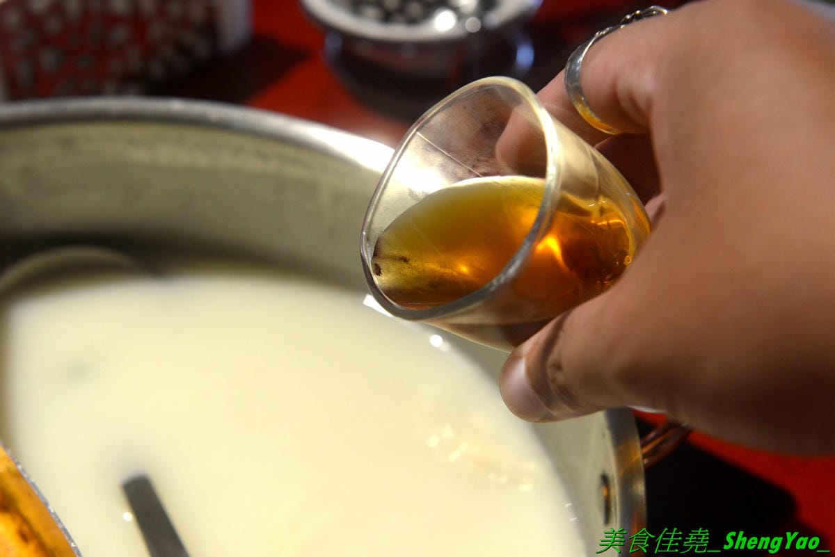 [台中南屯]Thai J 鍋物 – Thai J的新品牌鍋物餐廳,店內裝潢設計超炫,有彷彿走進愛麗絲夢遊仙境的童話王國般奇幻感覺,鍋物很有特色,肉類海鮮品質都不錯,9/12前試賣期間有8折優惠(飲料不算),另外