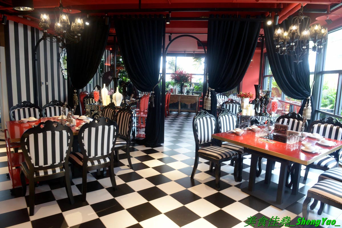 [台中南屯]Thai J 鍋物 – Thai J的新品牌鍋物餐廳,店內裝潢設計超炫,有彷彿走進愛麗絲夢遊仙境的童話王國般奇幻感覺,鍋物很有特色,肉類海鮮品質都不錯,9/12前試賣期間有8折優惠(飲料不算),另外