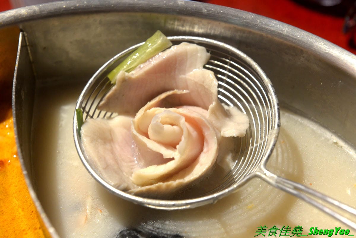 [台中南屯]Thai J 鍋物 – Thai J的新品牌鍋物餐廳,店內裝潢設計超炫,有彷彿走進愛麗絲夢遊仙境的童話王國般奇幻感覺,鍋物很有特色,肉類海鮮品質都不錯,9/12前試賣期間有8折優惠(飲料不算),另外