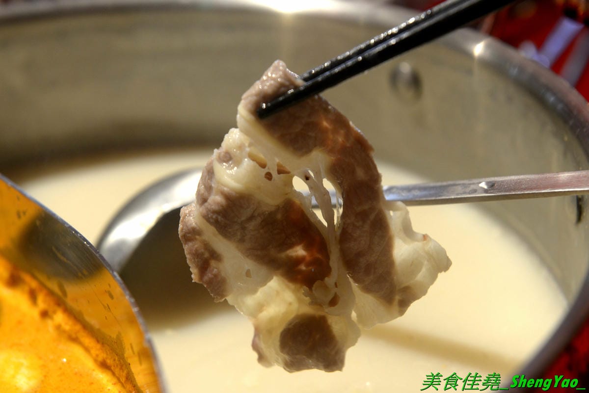 [台中南屯]Thai J 鍋物 – Thai J的新品牌鍋物餐廳,店內裝潢設計超炫,有彷彿走進愛麗絲夢遊仙境的童話王國般奇幻感覺,鍋物很有特色,肉類海鮮品質都不錯,9/12前試賣期間有8折優惠(飲料不算),另外