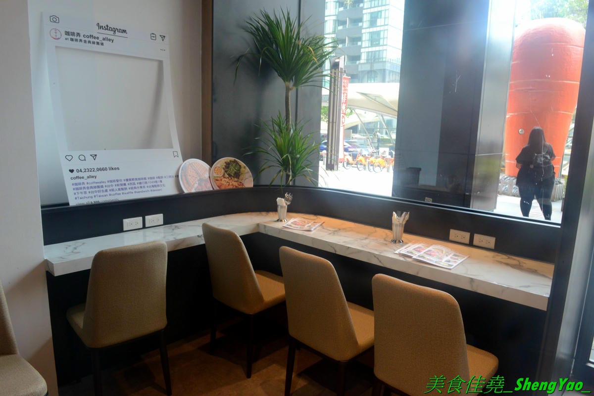 [台中西區]咖啡弄 – 台北知名鬆餅咖啡店終於來台中開分店了,餐點平價大份量,草莓冰淇淋鬆餅據說是招牌,口味看個人。(已歇業)