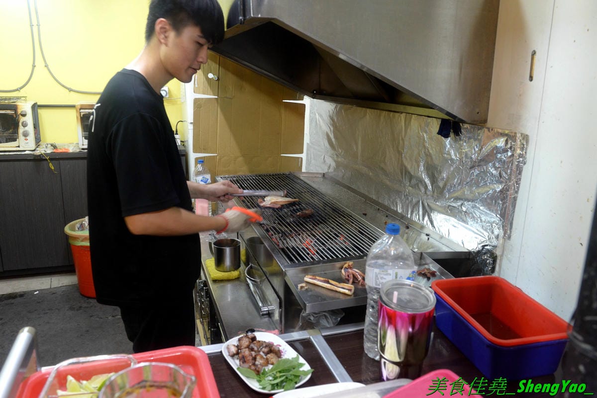 [台中北區]米噹泰式碳烤 台中店 – 花蓮必吃排隊美食名店在台中也有分店了,可以同時吃到道地口味的泰式料理以及真功夫的碳烤,食材講究,漁獲來自花東新鮮直送,價格平實、東西好吃,聚餐小酌