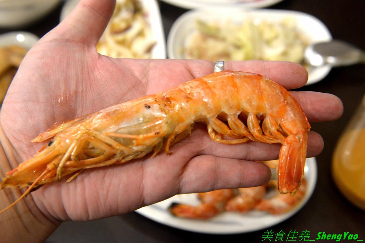 [台中北區]米噹泰式碳烤 台中店 – 花蓮必吃排隊美食名店在台中也有分店了,可以同時吃到道地口味的泰式料理以及真功夫的碳烤,食材講究,漁獲來自花東新鮮直送,價格平實、東西好吃,聚餐小酌