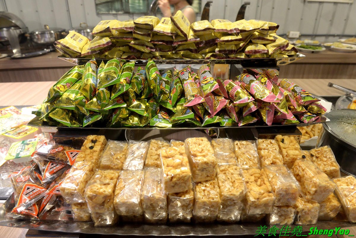 [台中沙鹿]蠔膽你來 – 沙鹿知名平價露天碳烤,400多元就能享用各種肉類、海鮮的燒烤和火鍋以及數十種熟食,用餐時間可達三小時,烤好烤滿。烤肉場地寬敞,有兒童遊戲區和卡拉OK包廂,還能看夜景