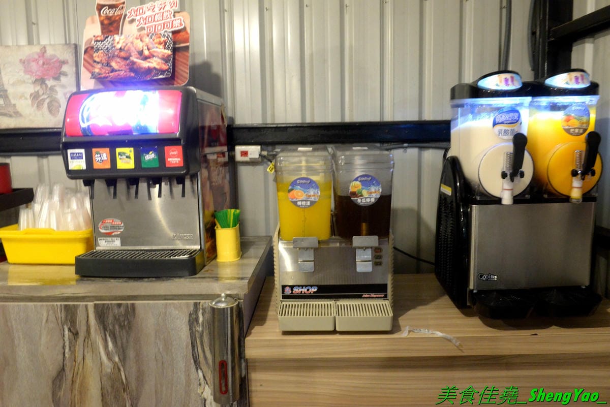 [台中沙鹿]蠔膽你來 – 沙鹿知名平價露天碳烤,400多元就能享用各種肉類、海鮮的燒烤和火鍋以及數十種熟食,用餐時間可達三小時,烤好烤滿。烤肉場地寬敞,有兒童遊戲區和卡拉OK包廂,還能看夜景