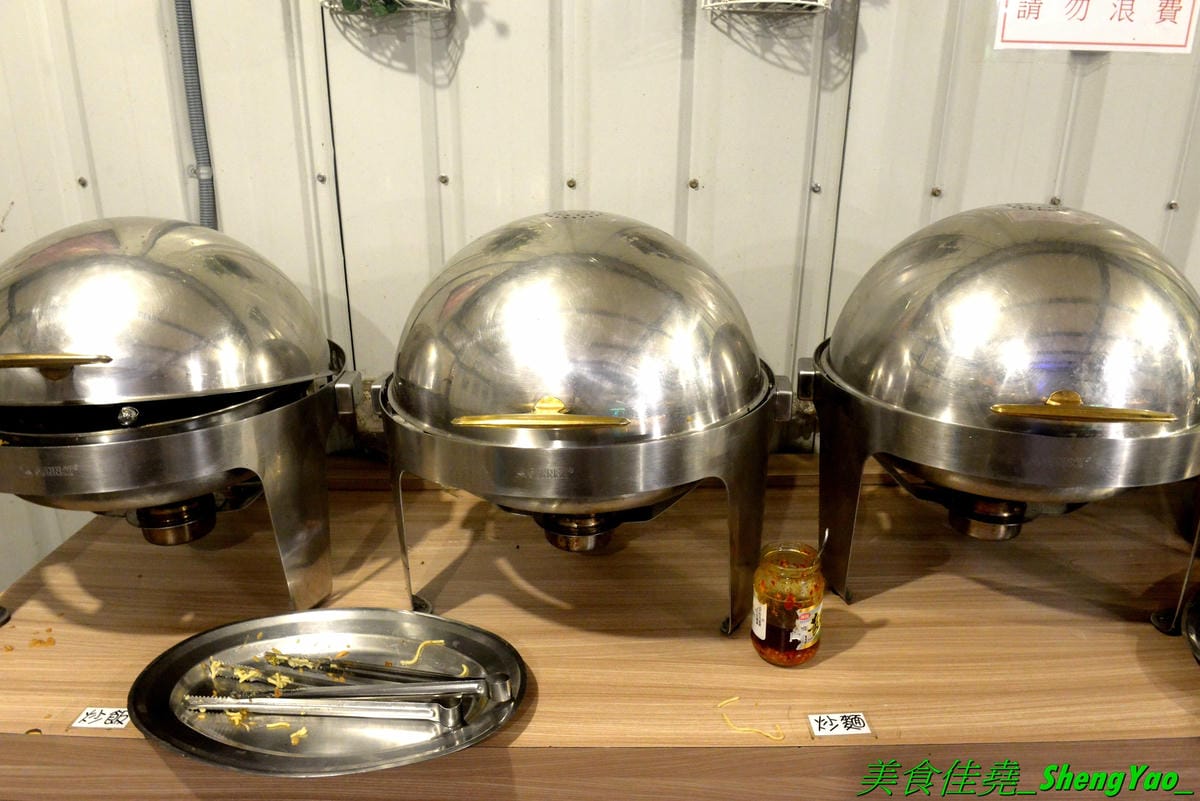 [台中沙鹿]蠔膽你來 – 沙鹿知名平價露天碳烤,400多元就能享用各種肉類、海鮮的燒烤和火鍋以及數十種熟食,用餐時間可達三小時,烤好烤滿。烤肉場地寬敞,有兒童遊戲區和卡拉OK包廂,還能看夜景
