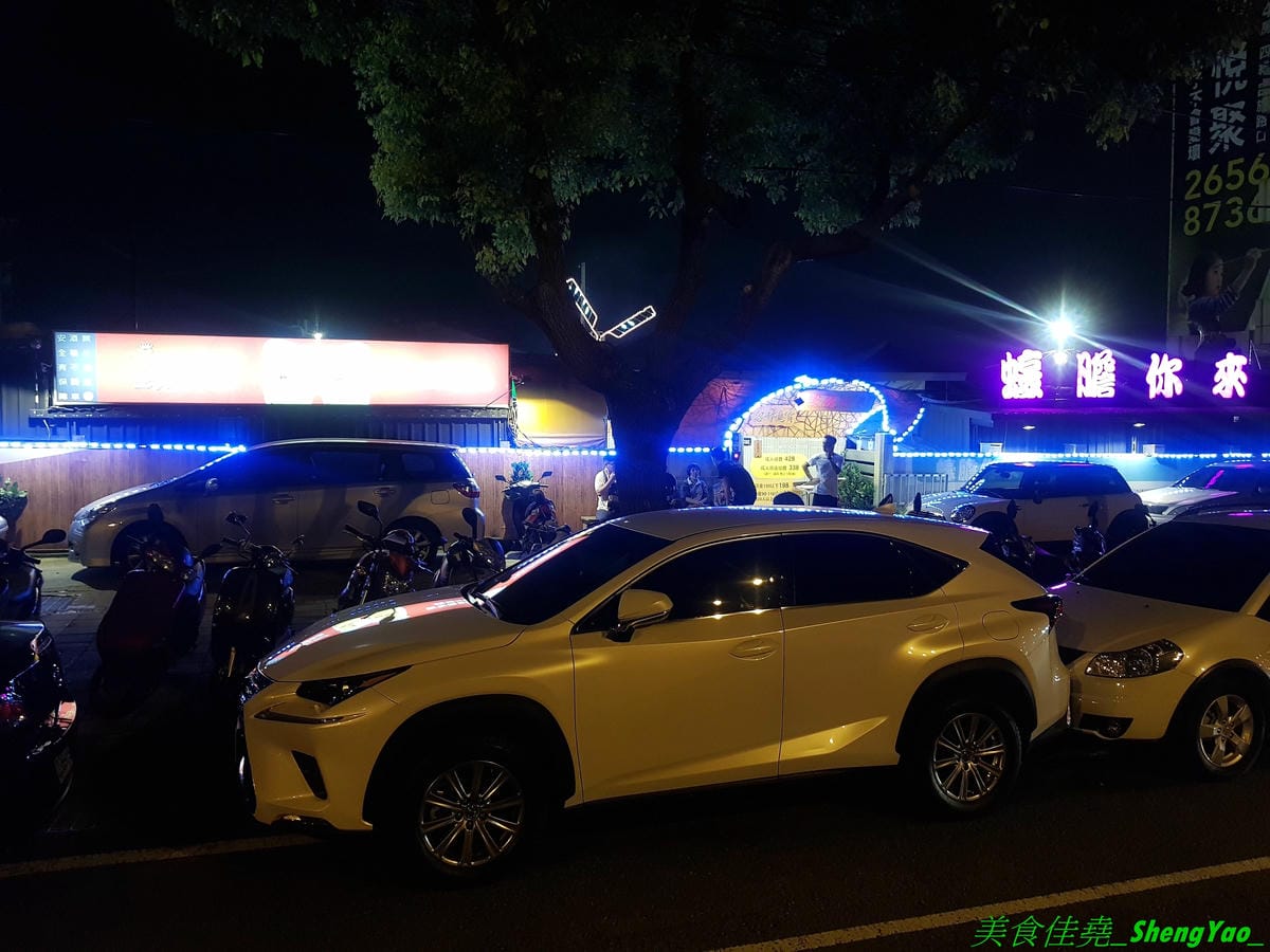 [台中沙鹿]蠔膽你來 – 沙鹿知名平價露天碳烤,400多元就能享用各種肉類、海鮮的燒烤和火鍋以及數十種熟食,用餐時間可達三小時,烤好烤滿。烤肉場地寬敞,有兒童遊戲區和卡拉OK包廂,還能看夜景