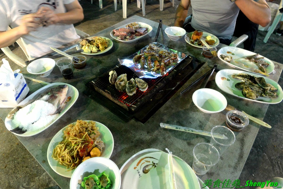 [台中沙鹿]蠔膽你來 – 沙鹿知名平價露天碳烤,400多元就能享用各種肉類、海鮮的燒烤和火鍋以及數十種熟食,用餐時間可達三小時,烤好烤滿。烤肉場地寬敞,有兒童遊戲區和卡拉OK包廂,還能看夜景