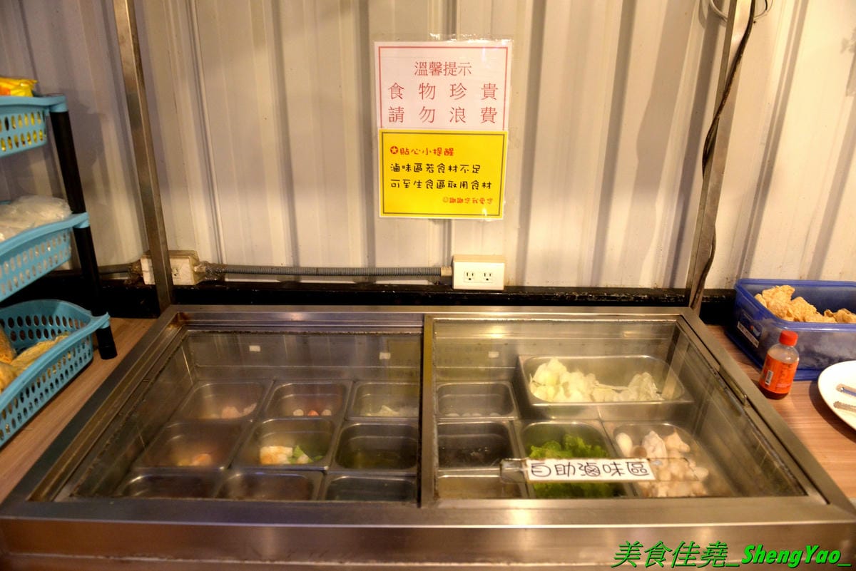 [台中沙鹿]蠔膽你來 – 沙鹿知名平價露天碳烤,400多元就能享用各種肉類、海鮮的燒烤和火鍋以及數十種熟食,用餐時間可達三小時,烤好烤滿。烤肉場地寬敞,有兒童遊戲區和卡拉OK包廂,還能看夜景
