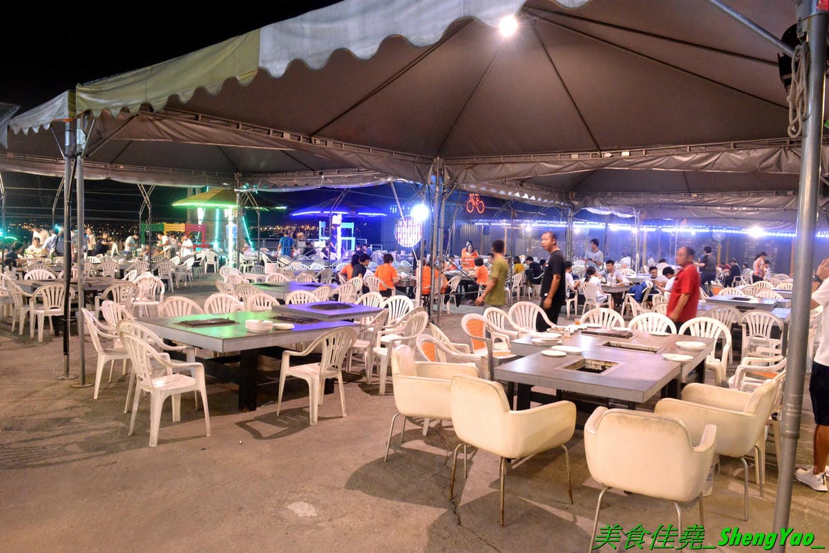 [台中沙鹿]蠔膽你來 – 沙鹿知名平價露天碳烤,400多元就能享用各種肉類、海鮮的燒烤和火鍋以及數十種熟食,用餐時間可達三小時,烤好烤滿。烤肉場地寬敞,有兒童遊戲區和卡拉OK包廂,還能看夜景