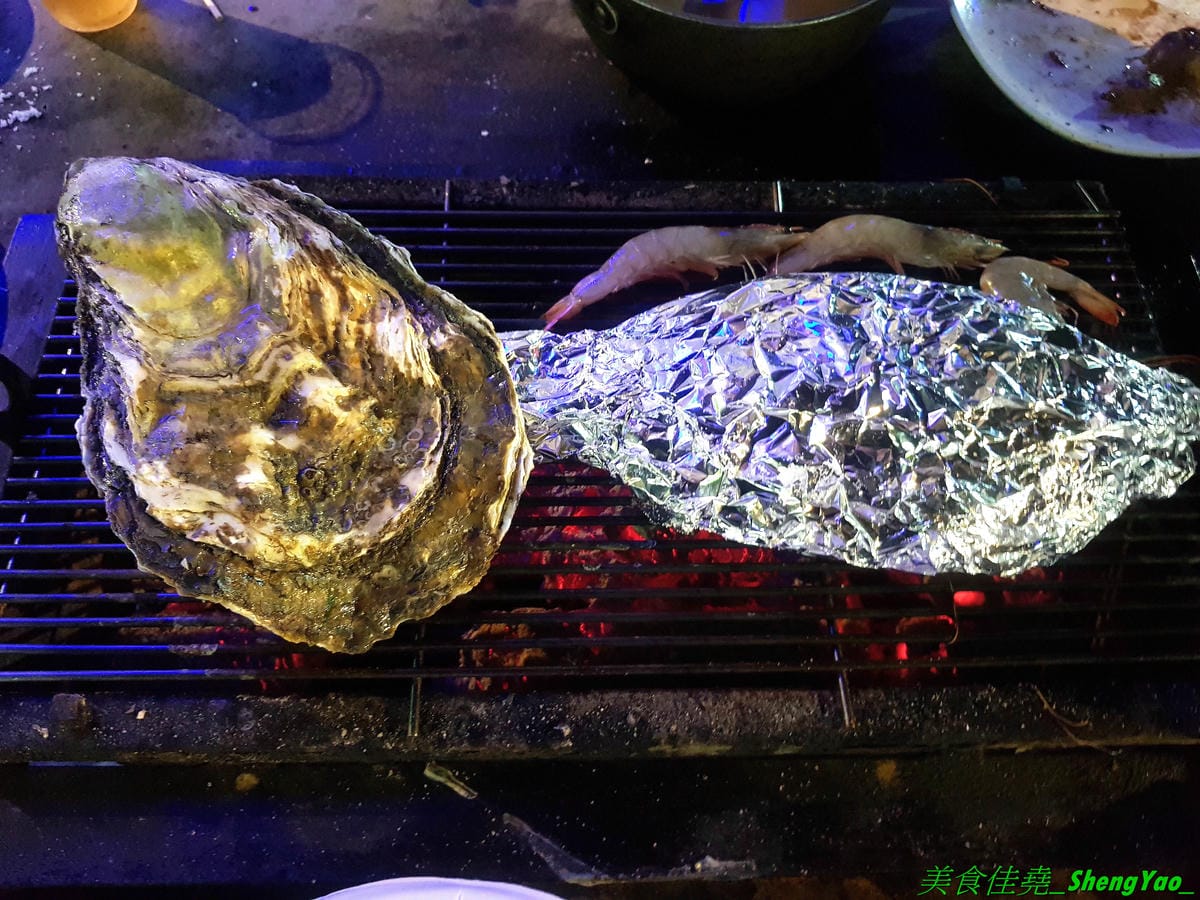 [台中沙鹿]蠔膽你來 – 沙鹿知名平價露天碳烤,400多元就能享用各種肉類、海鮮的燒烤和火鍋以及數十種熟食,用餐時間可達三小時,烤好烤滿。烤肉場地寬敞,有兒童遊戲區和卡拉OK包廂,還能看夜景