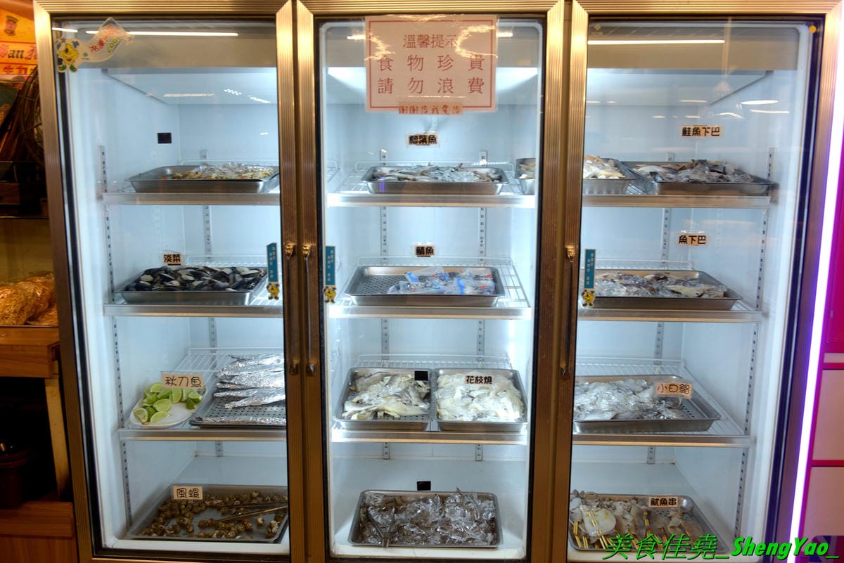 [台中沙鹿]蠔膽你來 – 沙鹿知名平價露天碳烤,400多元就能享用各種肉類、海鮮的燒烤和火鍋以及數十種熟食,用餐時間可達三小時,烤好烤滿。烤肉場地寬敞,有兒童遊戲區和卡拉OK包廂,還能看夜景