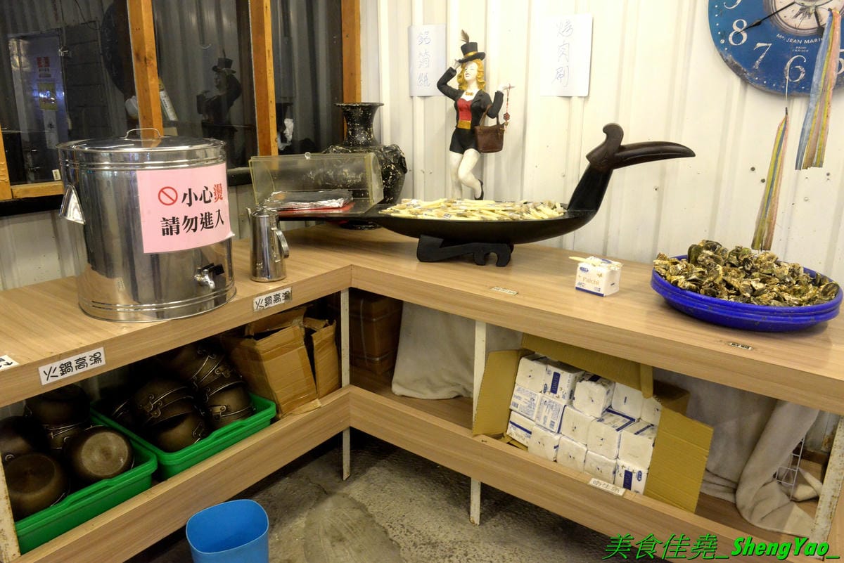 [台中沙鹿]蠔膽你來 – 沙鹿知名平價露天碳烤,400多元就能享用各種肉類、海鮮的燒烤和火鍋以及數十種熟食,用餐時間可達三小時,烤好烤滿。烤肉場地寬敞,有兒童遊戲區和卡拉OK包廂,還能看夜景