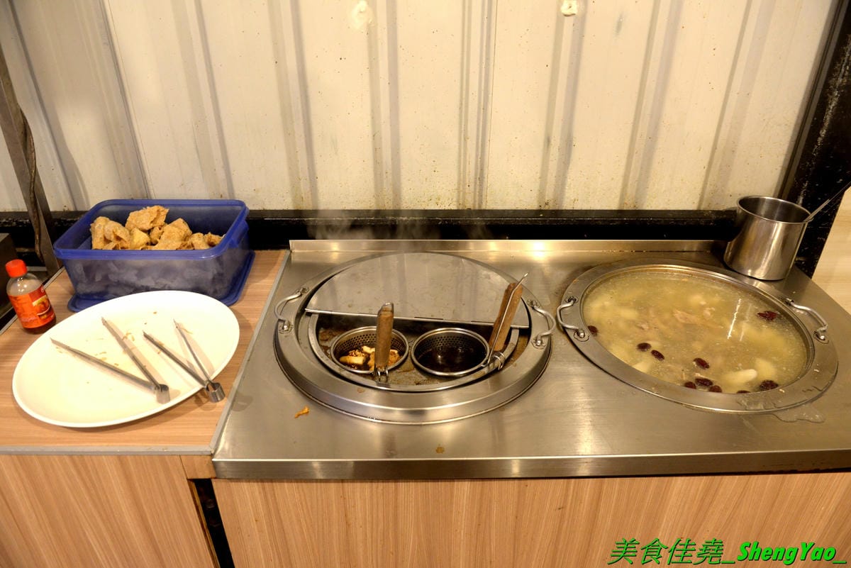 [台中沙鹿]蠔膽你來 – 沙鹿知名平價露天碳烤,400多元就能享用各種肉類、海鮮的燒烤和火鍋以及數十種熟食,用餐時間可達三小時,烤好烤滿。烤肉場地寬敞,有兒童遊戲區和卡拉OK包廂,還能看夜景