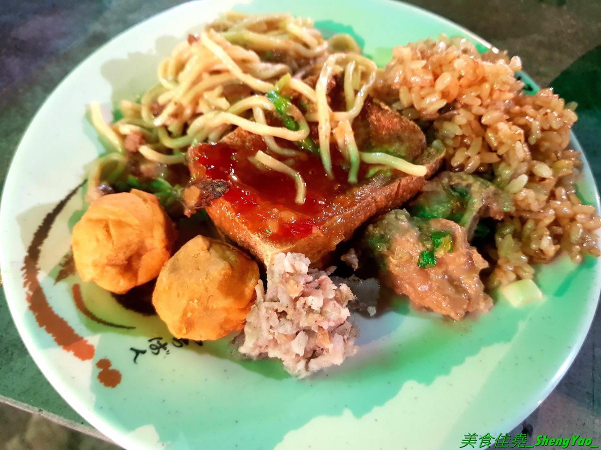 [台中沙鹿]蠔膽你來 – 沙鹿知名平價露天碳烤,400多元就能享用各種肉類、海鮮的燒烤和火鍋以及數十種熟食,用餐時間可達三小時,烤好烤滿。烤肉場地寬敞,有兒童遊戲區和卡拉OK包廂,還能看夜景