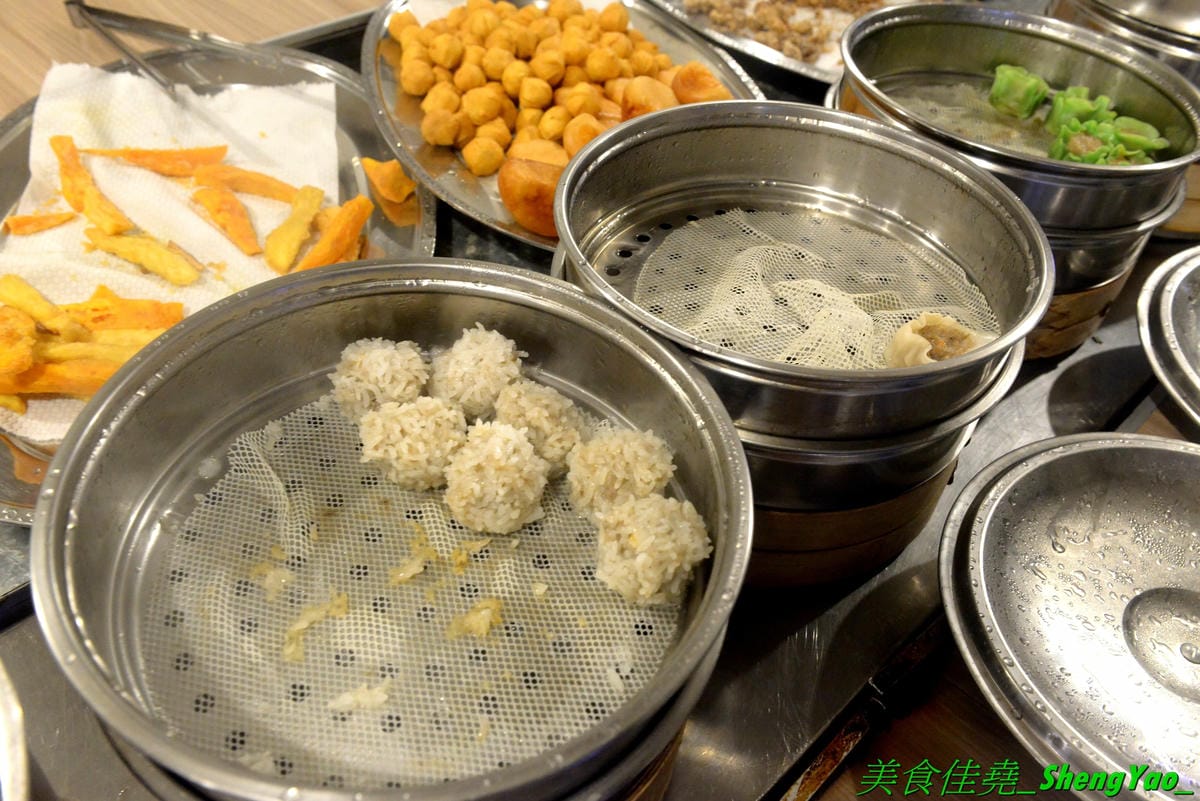 [台中沙鹿]蠔膽你來 – 沙鹿知名平價露天碳烤,400多元就能享用各種肉類、海鮮的燒烤和火鍋以及數十種熟食,用餐時間可達三小時,烤好烤滿。烤肉場地寬敞,有兒童遊戲區和卡拉OK包廂,還能看夜景