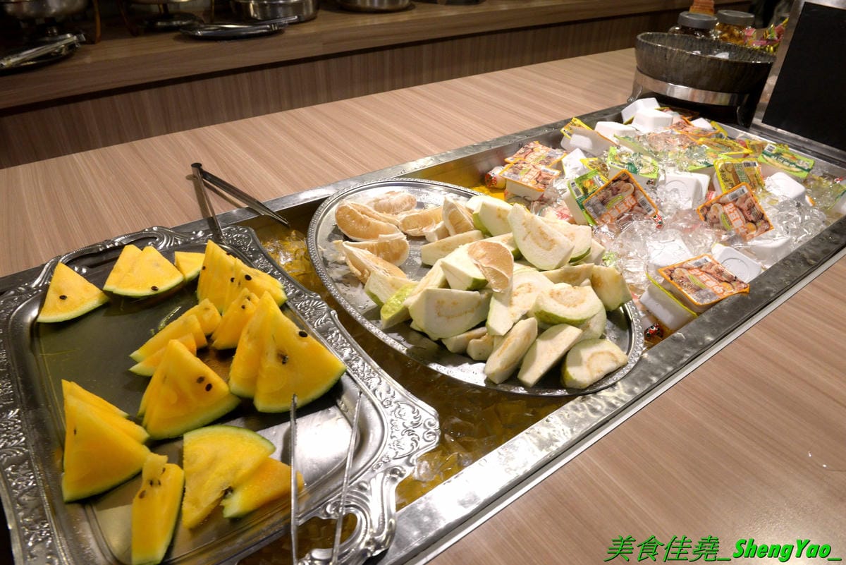 [台中沙鹿]蠔膽你來 – 沙鹿知名平價露天碳烤,400多元就能享用各種肉類、海鮮的燒烤和火鍋以及數十種熟食,用餐時間可達三小時,烤好烤滿。烤肉場地寬敞,有兒童遊戲區和卡拉OK包廂,還能看夜景