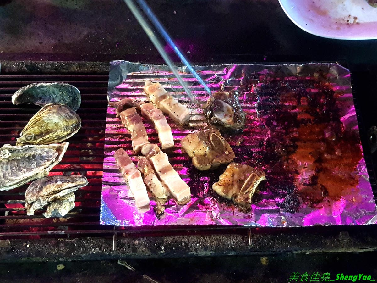 [台中沙鹿]蠔膽你來 – 沙鹿知名平價露天碳烤,400多元就能享用各種肉類、海鮮的燒烤和火鍋以及數十種熟食,用餐時間可達三小時,烤好烤滿。烤肉場地寬敞,有兒童遊戲區和卡拉OK包廂,還能看夜景