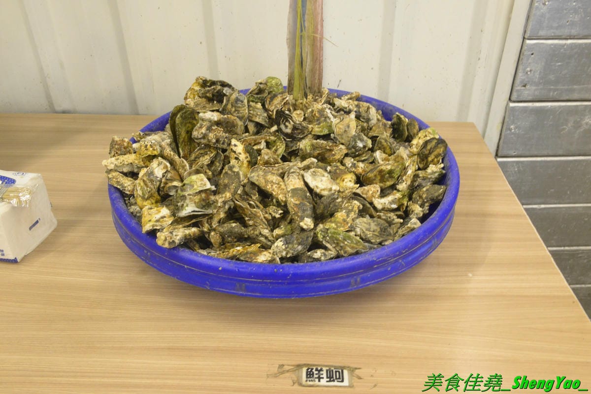 [台中沙鹿]蠔膽你來 – 沙鹿知名平價露天碳烤,400多元就能享用各種肉類、海鮮的燒烤和火鍋以及數十種熟食,用餐時間可達三小時,烤好烤滿。烤肉場地寬敞,有兒童遊戲區和卡拉OK包廂,還能看夜景