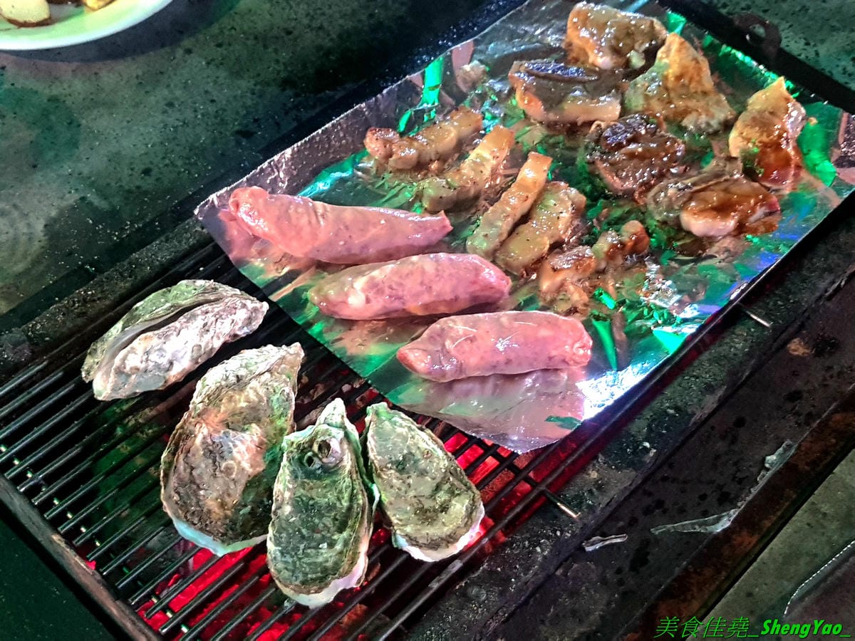 [台中沙鹿]蠔膽你來 – 沙鹿知名平價露天碳烤,400多元就能享用各種肉類、海鮮的燒烤和火鍋以及數十種熟食,用餐時間可達三小時,烤好烤滿。烤肉場地寬敞,有兒童遊戲區和卡拉OK包廂,還能看夜景