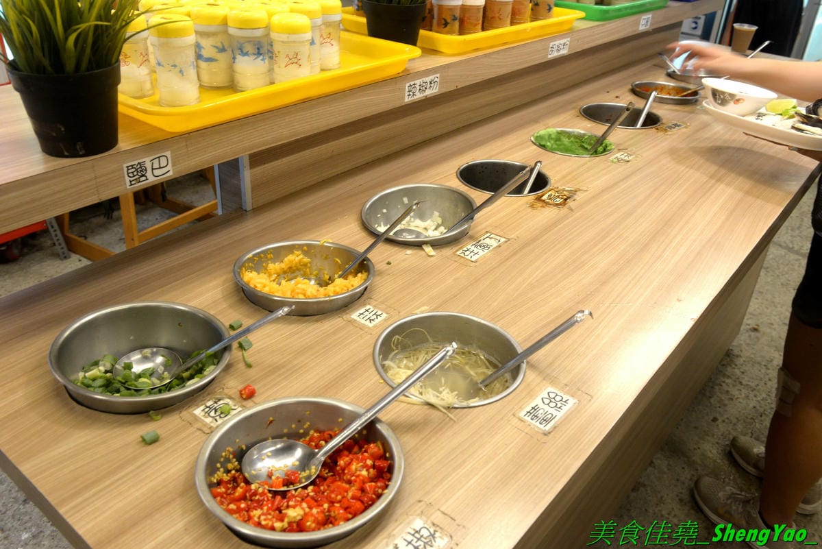 [台中沙鹿]蠔膽你來 – 沙鹿知名平價露天碳烤,400多元就能享用各種肉類、海鮮的燒烤和火鍋以及數十種熟食,用餐時間可達三小時,烤好烤滿。烤肉場地寬敞,有兒童遊戲區和卡拉OK包廂,還能看夜景