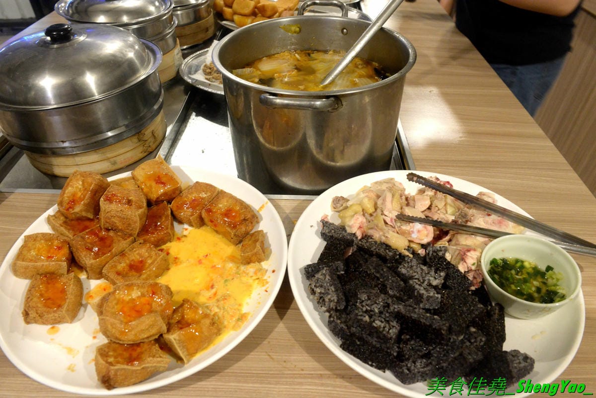 [台中沙鹿]蠔膽你來 – 沙鹿知名平價露天碳烤,400多元就能享用各種肉類、海鮮的燒烤和火鍋以及數十種熟食,用餐時間可達三小時,烤好烤滿。烤肉場地寬敞,有兒童遊戲區和卡拉OK包廂,還能看夜景