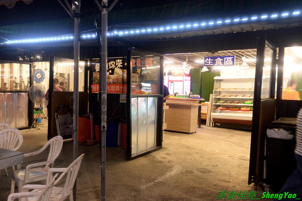 [台中沙鹿]蠔膽你來 – 沙鹿知名平價露天碳烤,400多元就能享用各種肉類、海鮮的燒烤和火鍋以及數十種熟食,用餐時間可達三小時,烤好烤滿。烤肉場地寬敞,有兒童遊戲區和卡拉OK包廂,還能看夜景