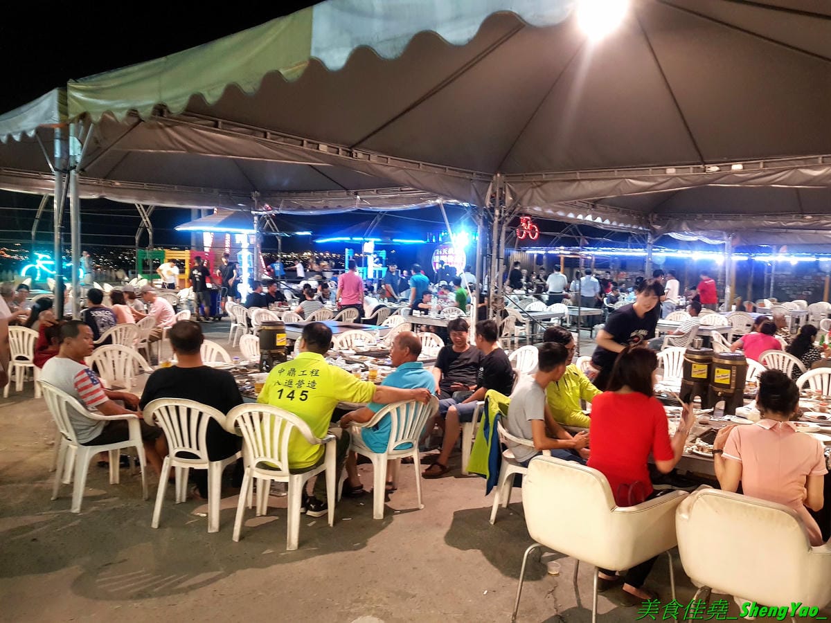 [台中沙鹿]蠔膽你來 – 沙鹿知名平價露天碳烤,400多元就能享用各種肉類、海鮮的燒烤和火鍋以及數十種熟食,用餐時間可達三小時,烤好烤滿。烤肉場地寬敞,有兒童遊戲區和卡拉OK包廂,還能看夜景