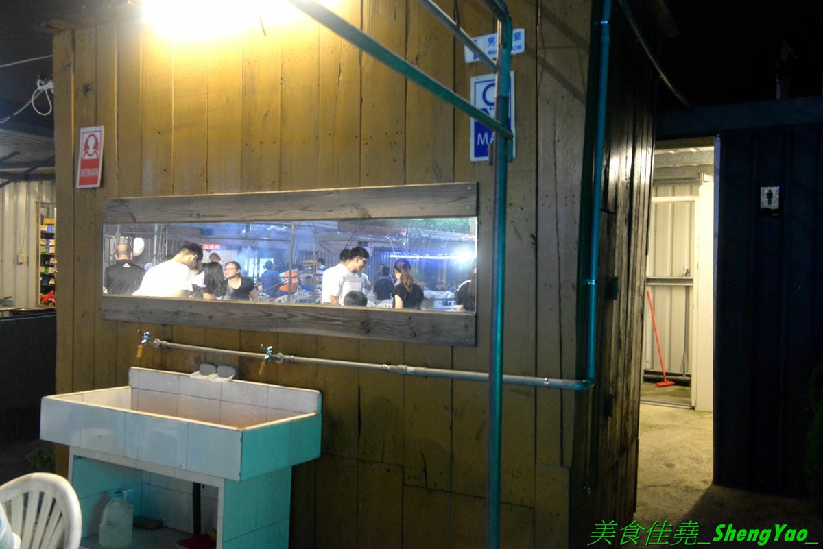 [台中沙鹿]蠔膽你來 – 沙鹿知名平價露天碳烤,400多元就能享用各種肉類、海鮮的燒烤和火鍋以及數十種熟食,用餐時間可達三小時,烤好烤滿。烤肉場地寬敞,有兒童遊戲區和卡拉OK包廂,還能看夜景