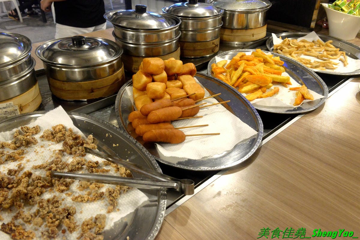 [台中沙鹿]蠔膽你來 – 沙鹿知名平價露天碳烤,400多元就能享用各種肉類、海鮮的燒烤和火鍋以及數十種熟食,用餐時間可達三小時,烤好烤滿。烤肉場地寬敞,有兒童遊戲區和卡拉OK包廂,還能看夜景