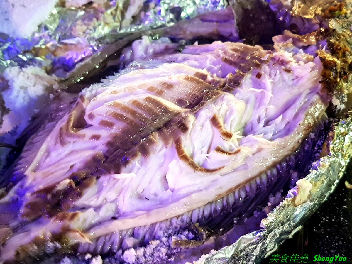 [台中沙鹿]蠔膽你來 – 沙鹿知名平價露天碳烤,400多元就能享用各種肉類、海鮮的燒烤和火鍋以及數十種熟食,用餐時間可達三小時,烤好烤滿。烤肉場地寬敞,有兒童遊戲區和卡拉OK包廂,還能看夜景