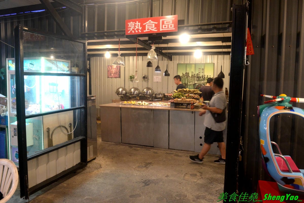[台中沙鹿]蠔膽你來 – 沙鹿知名平價露天碳烤,400多元就能享用各種肉類、海鮮的燒烤和火鍋以及數十種熟食,用餐時間可達三小時,烤好烤滿。烤肉場地寬敞,有兒童遊戲區和卡拉OK包廂,還能看夜景