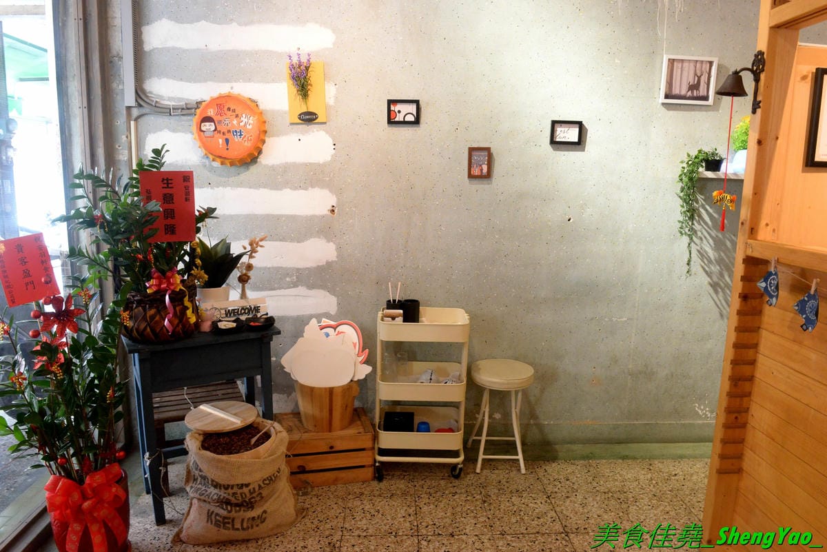 [台中北區]安羽軒食堂 – 台中超火紅的浮誇丼飯專賣店又有新東西了,超霸氣燒烤戰斧豬排一次給你兩支讓你當雷神索爾,20盎司大份量,搭配兩種不同風格的調味,好好吃但是吃完超飽的啦(已歇業)