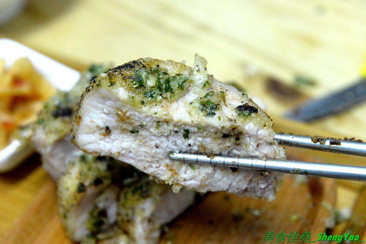[台中北區]安羽軒食堂 – 台中超火紅的浮誇丼飯專賣店又有新東西了,超霸氣燒烤戰斧豬排一次給你兩支讓你當雷神索爾,20盎司大份量,搭配兩種不同風格的調味,好好吃但是吃完超飽的啦(已歇業)