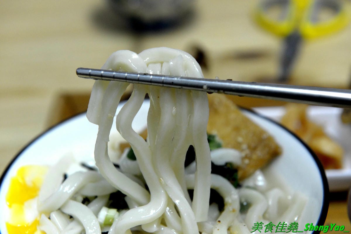 [台中北區]安羽軒食堂 – 台中超火紅的浮誇丼飯專賣店又有新東西了,超霸氣燒烤戰斧豬排一次給你兩支讓你當雷神索爾,20盎司大份量,搭配兩種不同風格的調味,好好吃但是吃完超飽的啦(已歇業)
