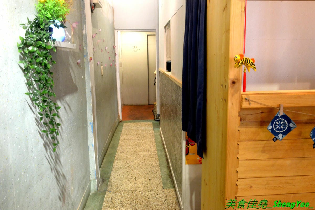 [台中北區]安羽軒食堂 – 台中超火紅的浮誇丼飯專賣店又有新東西了,超霸氣燒烤戰斧豬排一次給你兩支讓你當雷神索爾,20盎司大份量,搭配兩種不同風格的調味,好好吃但是吃完超飽的啦(已歇業)