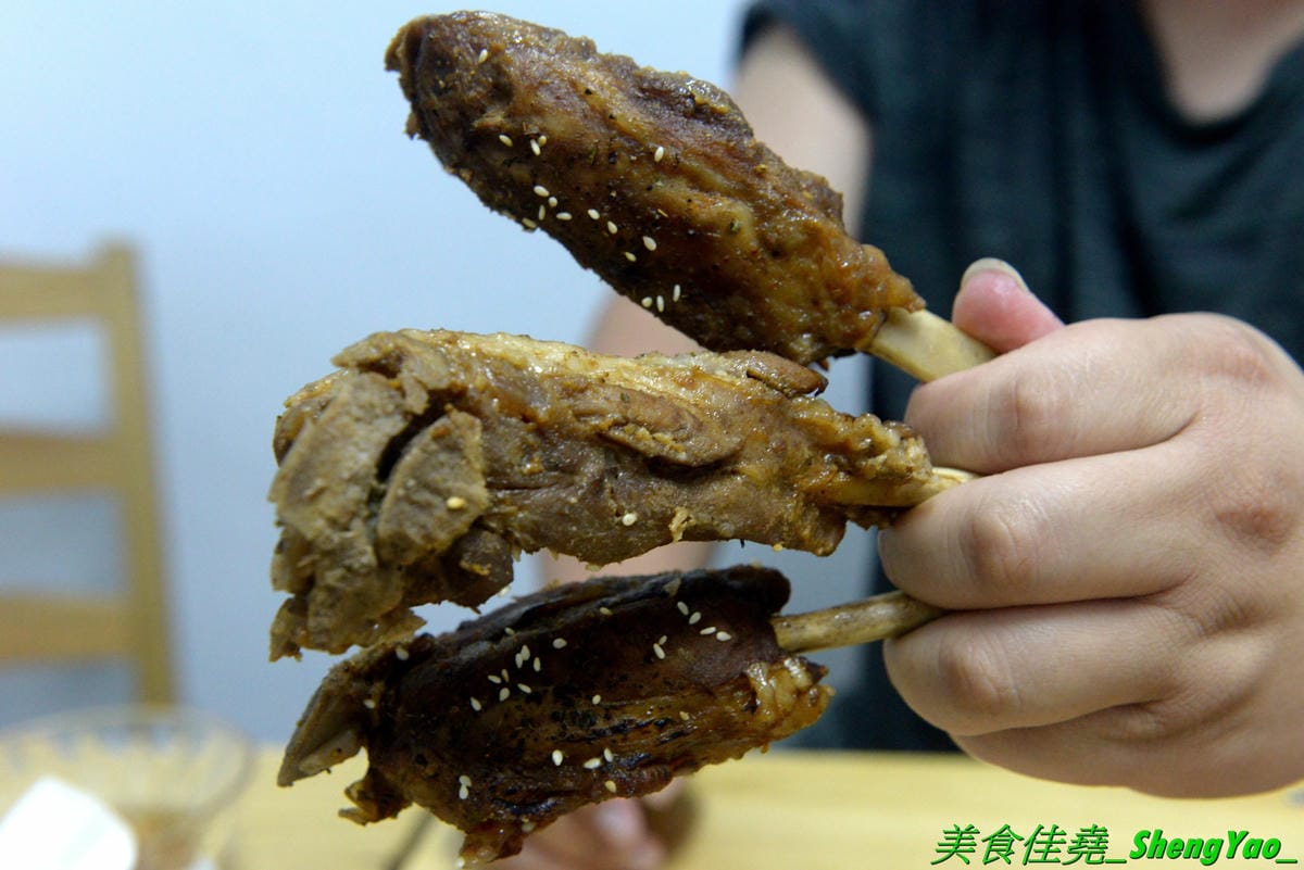 [台中北區]安羽軒食堂 – 台中超火紅的浮誇丼飯專賣店又有新東西了,超霸氣燒烤戰斧豬排一次給你兩支讓你當雷神索爾,20盎司大份量,搭配兩種不同風格的調味,好好吃但是吃完超飽的啦(已歇業)